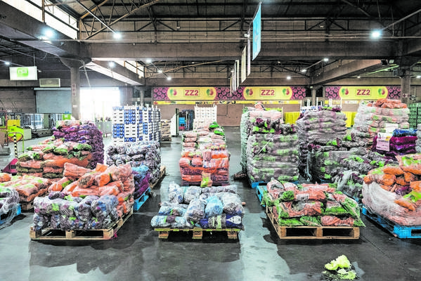 Tonnes of food thrown away – but nonprofits rescue it for the hungry